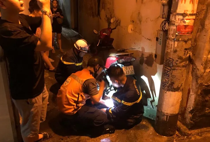 Cháy nhà 3 tầng trong ngõ sâu ở Hà Nội, cắt cửa giải cứu người mắc kẹt - Ảnh 2. Cháy nhà 3 tầng trong ngõ sâu ở Hà Nội, cắt cửa giải cứu người mắc kẹt - Ảnh 2.