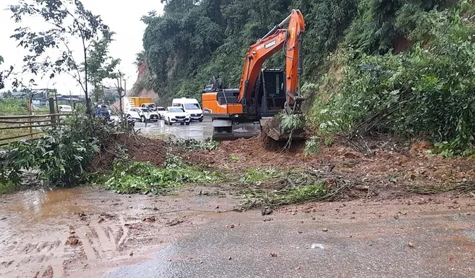 Nhiều tuyến đường phía Bắc ách tắc do sạt lở - Ảnh 1. Nhiều tuyến đường phía Bắc ách tắc do sạt lở - Ảnh 1.