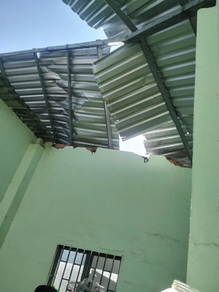 Bình Thuận: Mưa dông mạnh làm tốc mái nhà dân - Ảnh 1. Bình Thuận: Mưa dông mạnh làm tốc mái nhà dân - Ảnh 1.