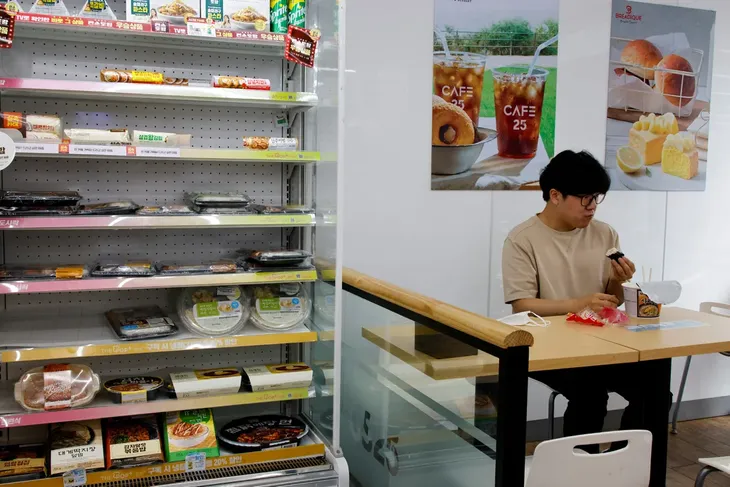 Điều gì khiến các cửa hàng tiện lợi ở Hàn Quốc trở nên khác biệt? - Ảnh 2. Điều gì khiến các cửa hàng tiện lợi ở Hàn Quốc trở nên khác biệt? - Ảnh 2.