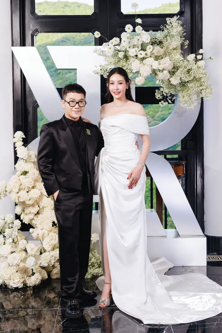 Vợ chồng Midu cùng dàn sao đi xem show Chung Thanh Phong - Ảnh 6. Vợ chồng Midu cùng dàn sao đi xem show Chung Thanh Phong - Ảnh 6.