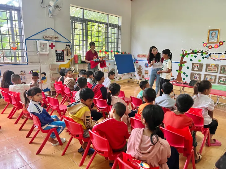 Ngày hội thiếu nhi mang niềm vui tới buôn làng ở Tây Nguyên - Ảnh 5. Ngày hội thiếu nhi mang niềm vui tới buôn làng ở Tây Nguyên - Ảnh 5.