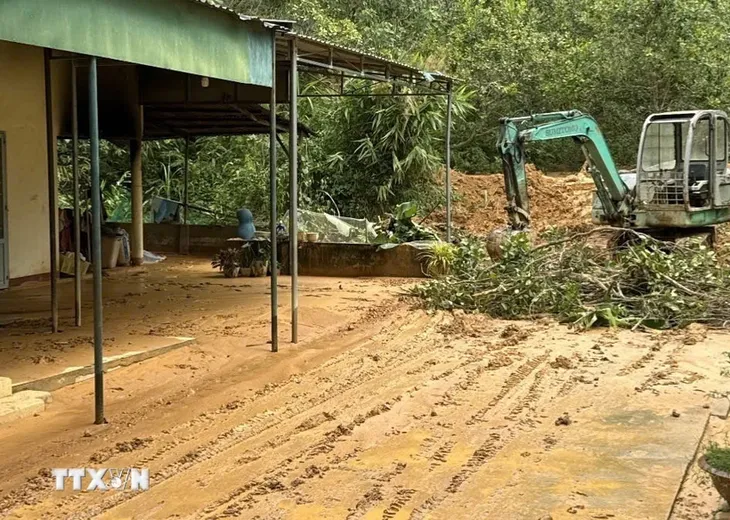 Lâm Đồng: Đồi đất có nguy cơ sạt lở, đe dọa an toàn của giáo viên, học sinh trường tiểu học - Ảnh 1. Lâm Đồng: Đồi đất có nguy cơ sạt lở, đe dọa an toàn của giáo viên, học sinh trường tiểu học - Ảnh 1.