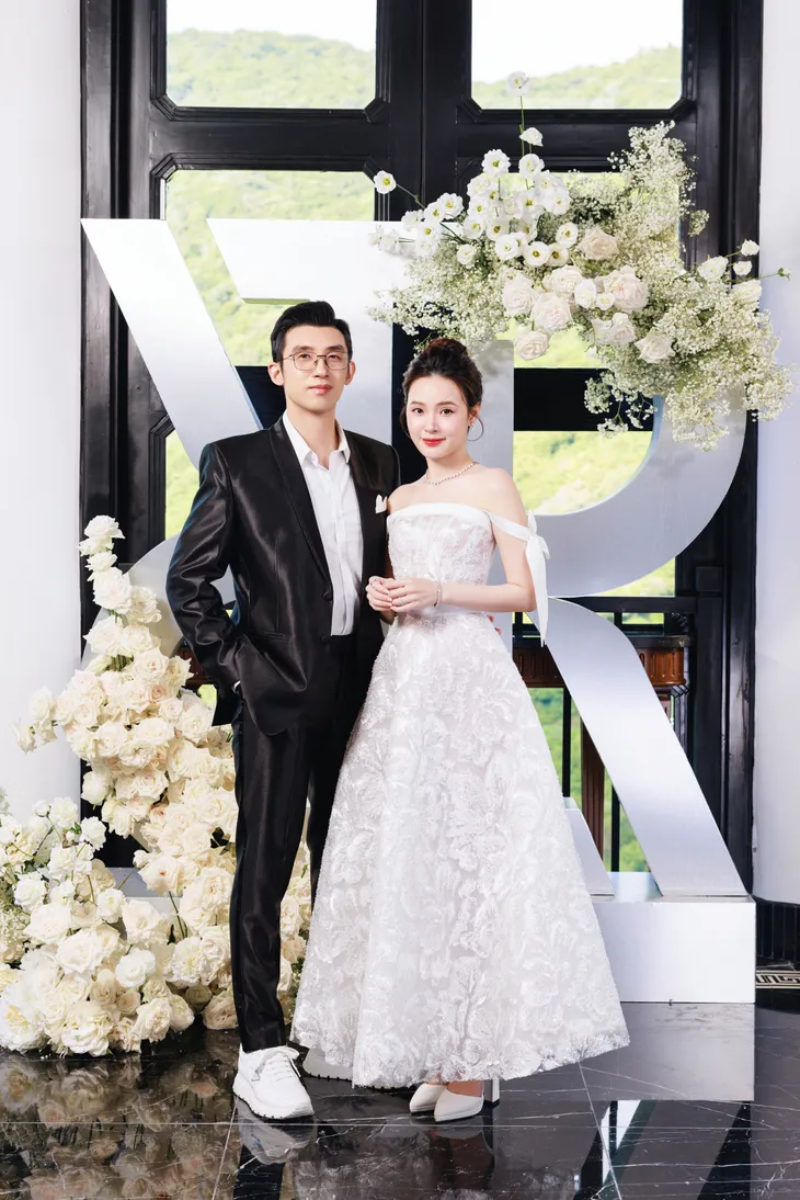Vợ chồng Midu cùng dàn sao đi xem show Chung Thanh Phong - Ảnh 1. Vợ chồng Midu cùng dàn sao đi xem show Chung Thanh Phong - Ảnh 1.