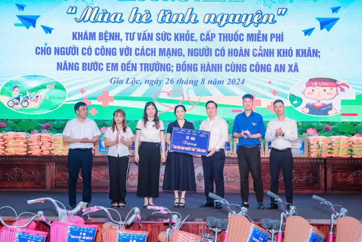 Thanh niên VTV chung tay hỗ trợ người khó khăn, nâng bước em đến trường - Ảnh 4. Thanh niên VTV chung tay hỗ trợ người khó khăn, nâng bước em đến trường - Ảnh 4.