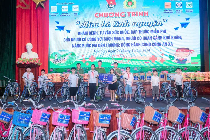 Thanh niên VTV chung tay hỗ trợ người khó khăn, nâng bước em đến trường - Ảnh 2. Thanh niên VTV chung tay hỗ trợ người khó khăn, nâng bước em đến trường - Ảnh 2.