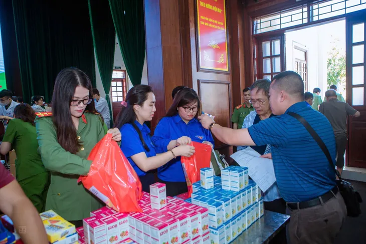 Thanh niên VTV chung tay hỗ trợ người khó khăn, nâng bước em đến trường - Ảnh 5. Thanh niên VTV chung tay hỗ trợ người khó khăn, nâng bước em đến trường - Ảnh 5.