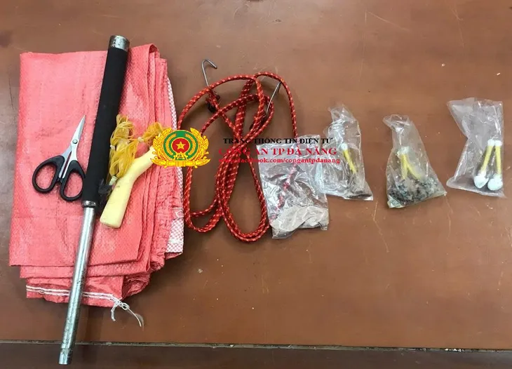 Bắt đối tượng dùng bả trộm chó, thu nhiều hung khí để phòng thân - Ảnh 1. Bắt đối tượng dùng bả trộm chó, thu nhiều hung khí để phòng thân - Ảnh 1.