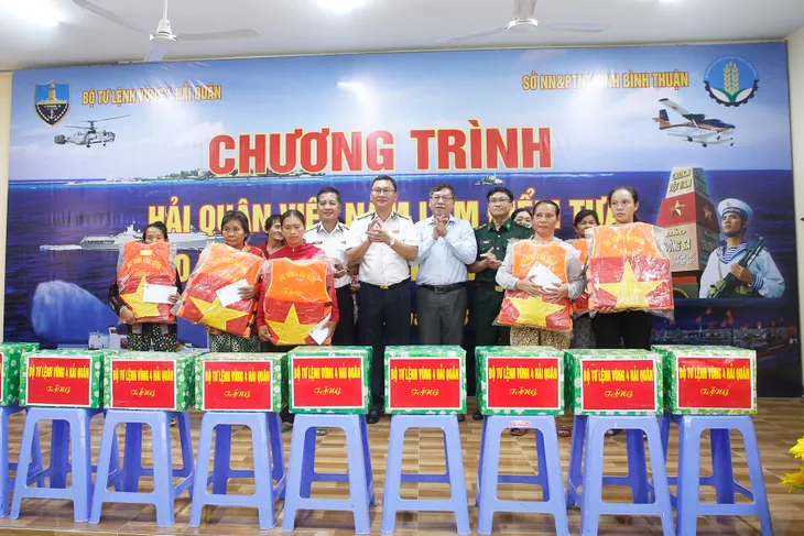 Vùng 4 Hải quân tặng quà, khám sức khỏe và cấp thuốc cho ngư dân Bình Thuận - Ảnh 3.