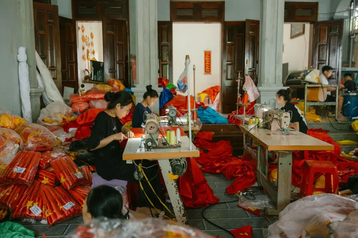 Những người thợ xẻ vải, xâu kim, thêu sao vàng, dệt hồn Tổ quốc - Ảnh 8. Những người thợ xẻ vải, xâu kim, thêu sao vàng, dệt hồn Tổ quốc - Ảnh 8.