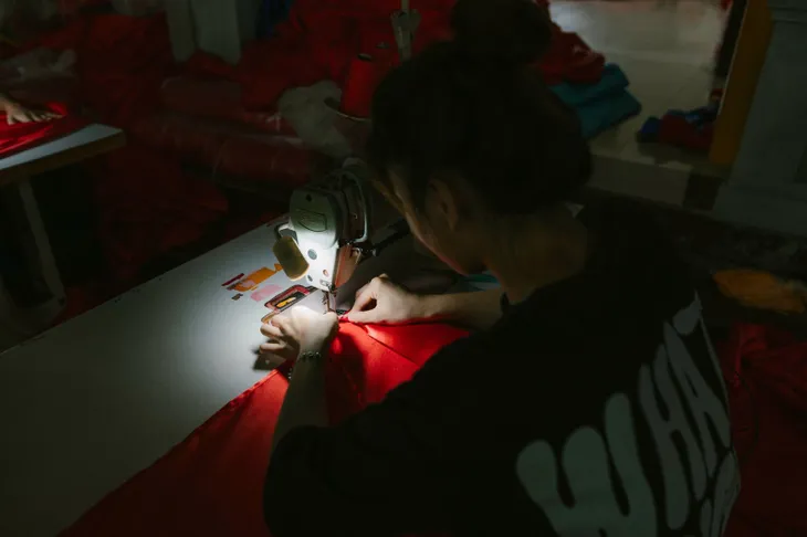 Những người thợ xẻ vải, xâu kim, thêu sao vàng, dệt hồn Tổ quốc - Ảnh 7. Những người thợ xẻ vải, xâu kim, thêu sao vàng, dệt hồn Tổ quốc - Ảnh 7.
