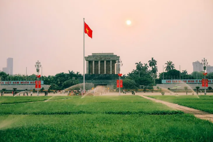 Những người thợ xẻ vải, xâu kim, thêu sao vàng, dệt hồn Tổ quốc - Ảnh 10. Những người thợ xẻ vải, xâu kim, thêu sao vàng, dệt hồn Tổ quốc - Ảnh 10.