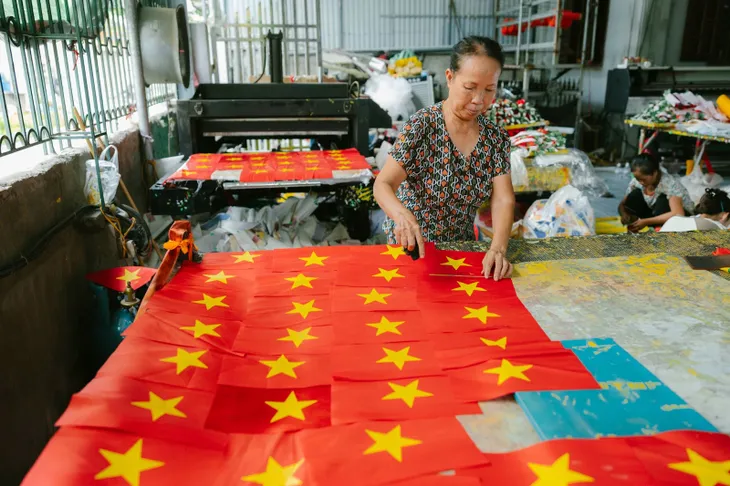 Những người thợ xẻ vải, xâu kim, thêu sao vàng, dệt hồn Tổ quốc - Ảnh 5. Những người thợ xẻ vải, xâu kim, thêu sao vàng, dệt hồn Tổ quốc - Ảnh 5.