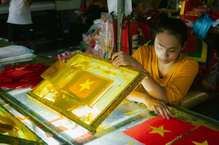 Những người thợ xẻ vải, xâu kim, thêu sao vàng, dệt hồn Tổ quốc - Ảnh 4. Những người thợ xẻ vải, xâu kim, thêu sao vàng, dệt hồn Tổ quốc - Ảnh 4.
