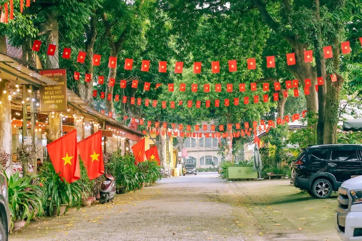 Những người thợ xẻ vải, xâu kim, thêu sao vàng, dệt hồn Tổ quốc - Ảnh 13. Những người thợ xẻ vải, xâu kim, thêu sao vàng, dệt hồn Tổ quốc - Ảnh 13.