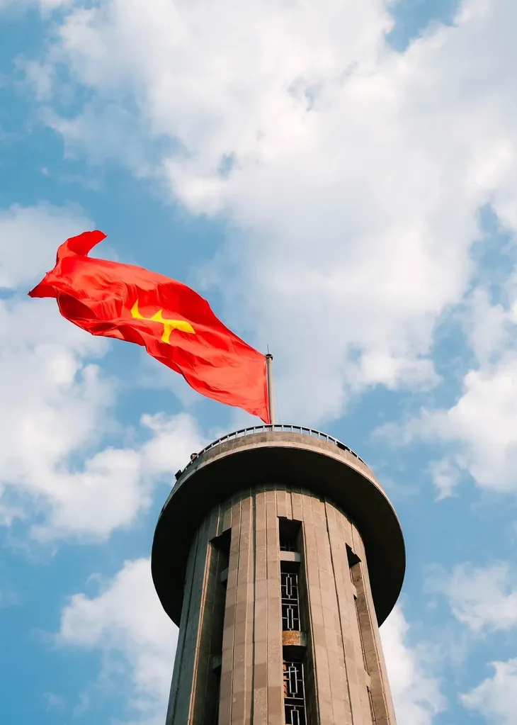 Những người thợ xẻ vải, xâu kim, thêu sao vàng, dệt hồn Tổ quốc - Ảnh 6. Những người thợ xẻ vải, xâu kim, thêu sao vàng, dệt hồn Tổ quốc - Ảnh 6.
