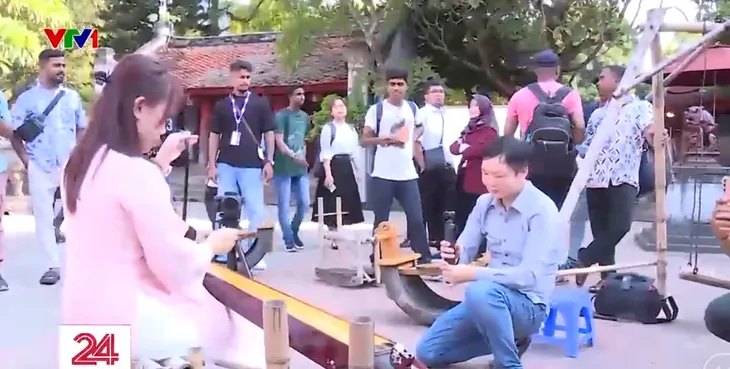 Hà Nội đón những du khách Ấn Độ đầu tiên trong đoàn 4.500 người - Ảnh 2. Hà Nội đón những du khách Ấn Độ đầu tiên trong đoàn 4.500 người - Ảnh 2.