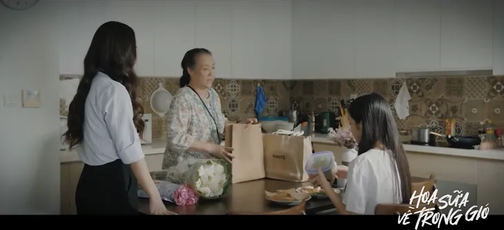 Hoa sữa về trong gió - Tập 1: Bà Trúc không dám can dự vào chuyện của con cái - Ảnh 1. Hoa sữa về trong gió - Tập 1: Bà Trúc không dám can dự vào chuyện của con cái - Ảnh 1.