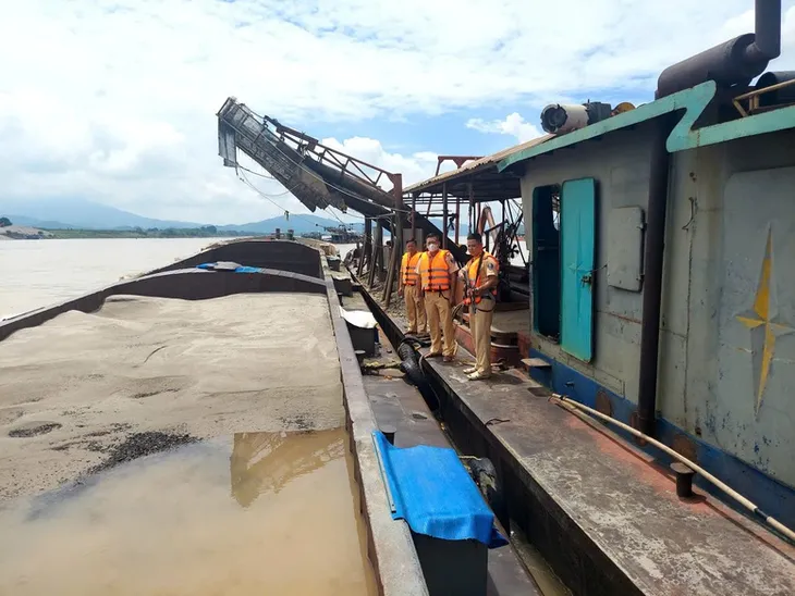 Phát hiện liên tiếp 4 tàu hút cát trái phép trên sông Đà - Ảnh 1. Phát hiện liên tiếp 4 tàu hút cát trái phép trên sông Đà - Ảnh 1.