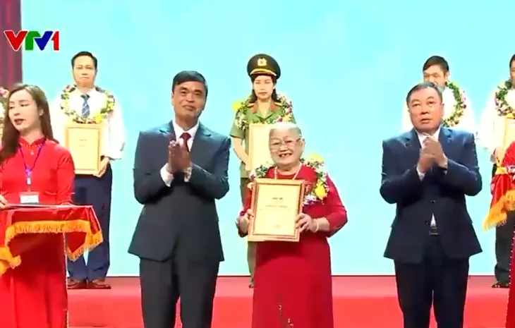 Cụ bà 80 tuổi dành tiền tiết kiệm đóng góp cho quê hương - Ảnh 1. Cụ bà 80 tuổi dành tiền tiết kiệm đóng góp cho quê hương - Ảnh 1.
