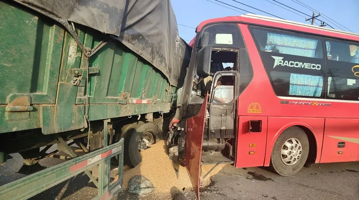 Đầu xe khách biến dạng sau cú tông xe đầu kéo ở Bình Dương - Ảnh 1. Đầu xe khách biến dạng sau cú tông xe đầu kéo ở Bình Dương - Ảnh 1.