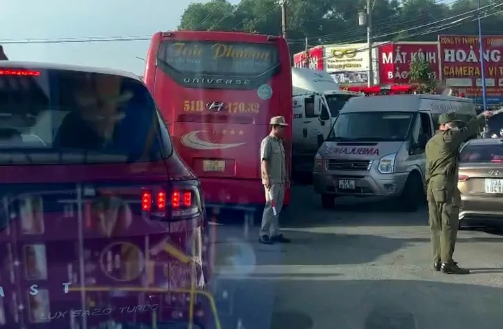 Đầu xe khách biến dạng sau cú tông xe đầu kéo ở Bình Dương - Ảnh 5. Đầu xe khách biến dạng sau cú tông xe đầu kéo ở Bình Dương - Ảnh 5.