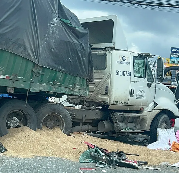 Đầu xe khách biến dạng sau cú tông xe đầu kéo ở Bình Dương - Ảnh 4. Đầu xe khách biến dạng sau cú tông xe đầu kéo ở Bình Dương - Ảnh 4.