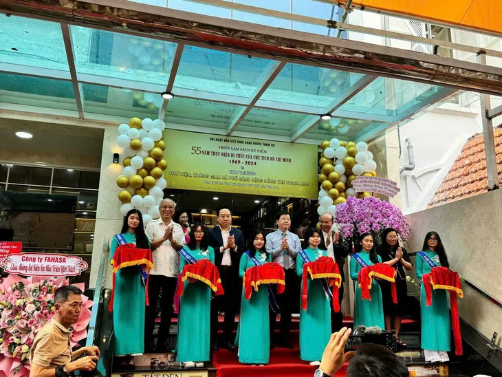 Triển lãm sách kỷ niệm 55 năm thực hiện Di chúc của Chủ tịch Hồ Chí Minh - Ảnh 1. Triển lãm sách kỷ niệm 55 năm thực hiện Di chúc của Chủ tịch Hồ Chí Minh - Ảnh 1.