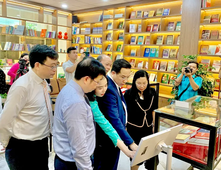 Triển lãm sách kỷ niệm 55 năm thực hiện Di chúc của Chủ tịch Hồ Chí Minh - Ảnh 4. Triển lãm sách kỷ niệm 55 năm thực hiện Di chúc của Chủ tịch Hồ Chí Minh - Ảnh 4.