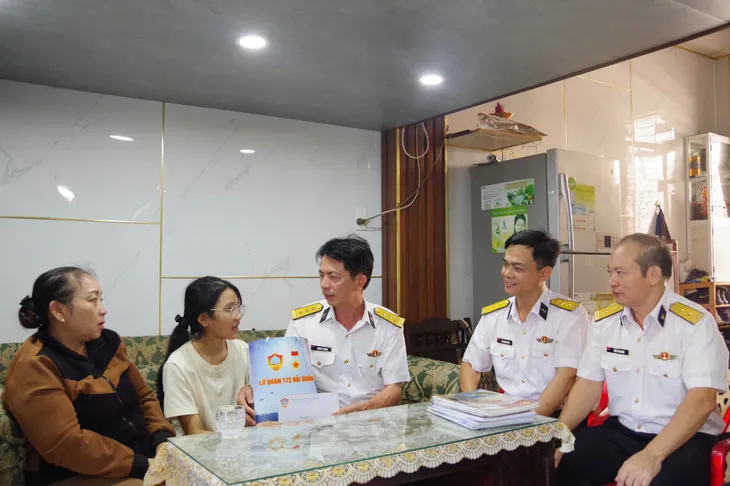 Vùng 3 Hải quân cùng em tiếp bước tới trường - Ảnh 1. Vùng 3 Hải quân cùng em tiếp bước tới trường - Ảnh 1.