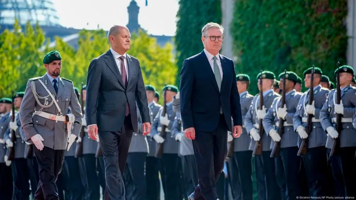 Đến thăm Berlin, Thủ tướng Anh cam kết “thiết lập lại” quan hệ với EU - Ảnh 1. Đến thăm Berlin, Thủ tướng Anh cam kết “thiết lập lại” quan hệ với EU - Ảnh 1.