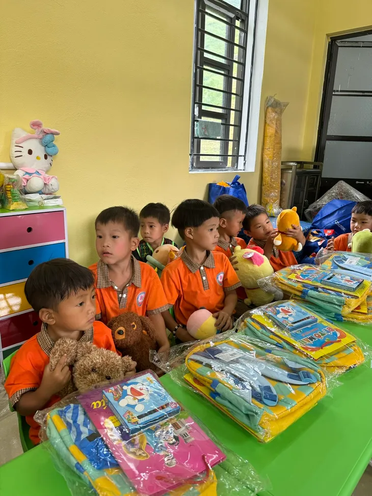 Món quà ý nghĩa cho học sinh thôn Khau Dựa trước thềm năm học mới - Ảnh 15. Món quà ý nghĩa cho học sinh thôn Khau Dựa trước thềm năm học mới - Ảnh 15.