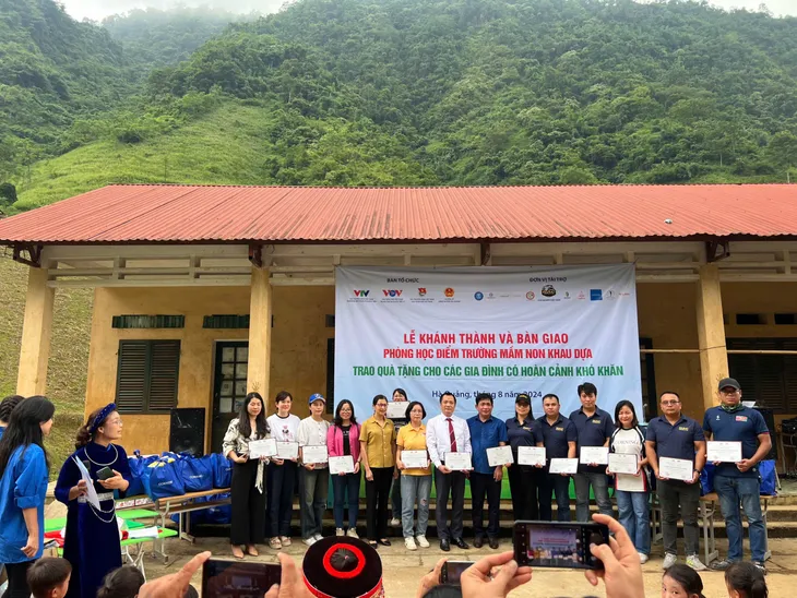 Món quà ý nghĩa cho học sinh thôn Khau Dựa trước thềm năm học mới - Ảnh 9. Món quà ý nghĩa cho học sinh thôn Khau Dựa trước thềm năm học mới - Ảnh 9.