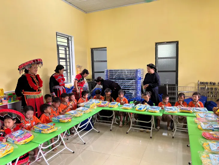Món quà ý nghĩa cho học sinh thôn Khau Dựa trước thềm năm học mới - Ảnh 11. Món quà ý nghĩa cho học sinh thôn Khau Dựa trước thềm năm học mới - Ảnh 11.