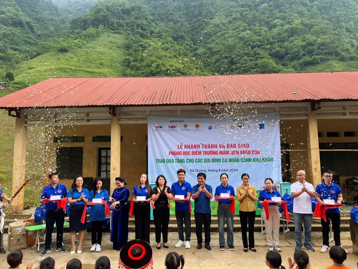 Món quà ý nghĩa cho học sinh thôn Khau Dựa trước thềm năm học mới - Ảnh 1. Món quà ý nghĩa cho học sinh thôn Khau Dựa trước thềm năm học mới - Ảnh 1.