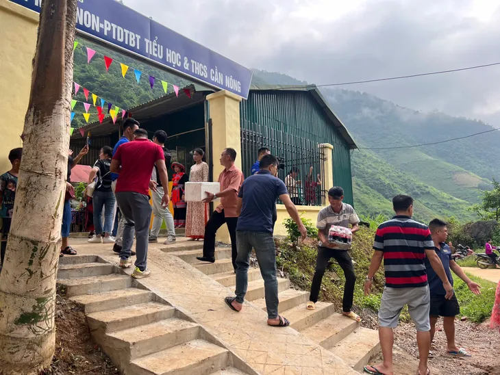 Món quà ý nghĩa cho học sinh thôn Khau Dựa trước thềm năm học mới - Ảnh 7. Món quà ý nghĩa cho học sinh thôn Khau Dựa trước thềm năm học mới - Ảnh 7.