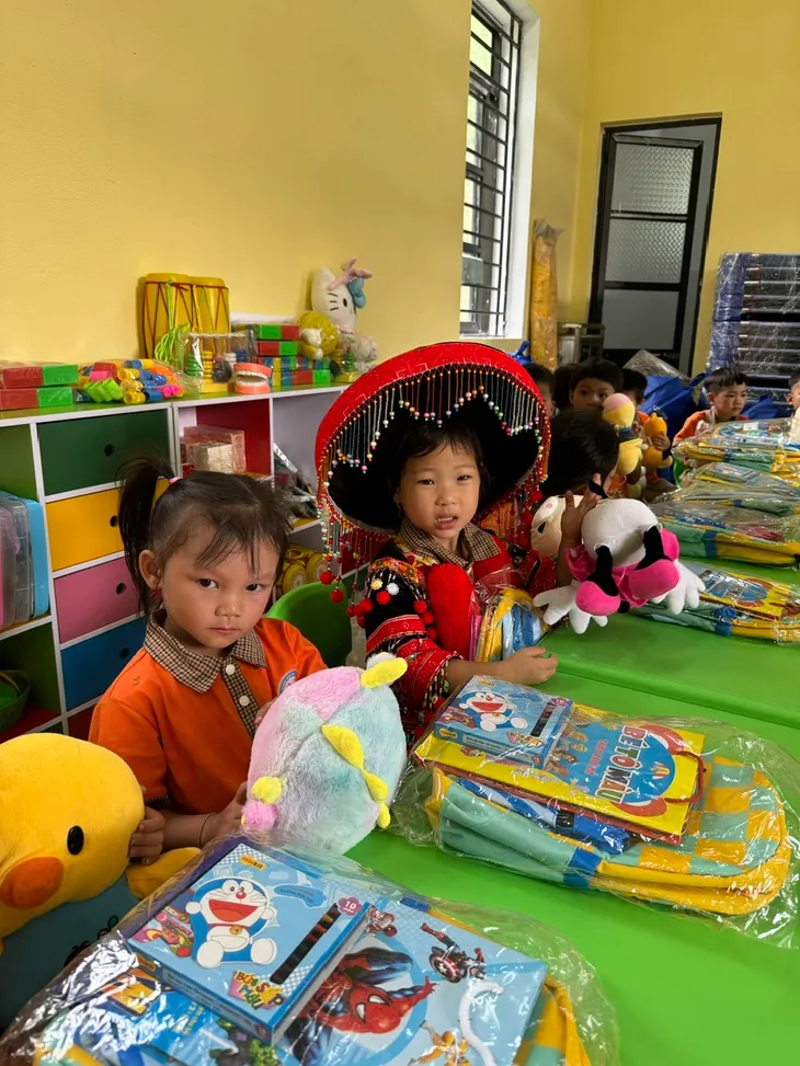 Món quà ý nghĩa cho học sinh thôn Khau Dựa trước thềm năm học mới - Ảnh 13. Món quà ý nghĩa cho học sinh thôn Khau Dựa trước thềm năm học mới - Ảnh 13.