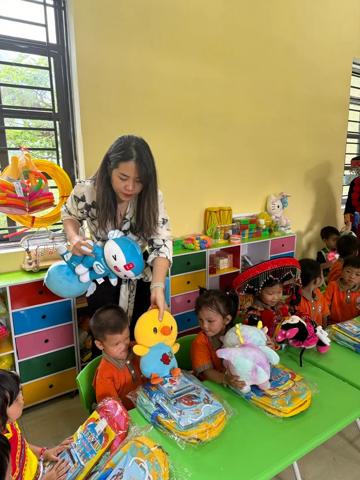 Món quà ý nghĩa cho học sinh thôn Khau Dựa trước thềm năm học mới - Ảnh 14. Món quà ý nghĩa cho học sinh thôn Khau Dựa trước thềm năm học mới - Ảnh 14.