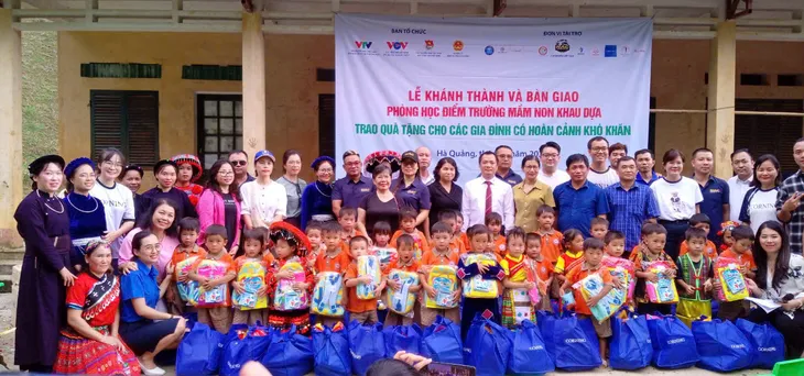 Món quà ý nghĩa cho học sinh thôn Khau Dựa trước thềm năm học mới - Ảnh 19. Món quà ý nghĩa cho học sinh thôn Khau Dựa trước thềm năm học mới - Ảnh 19.