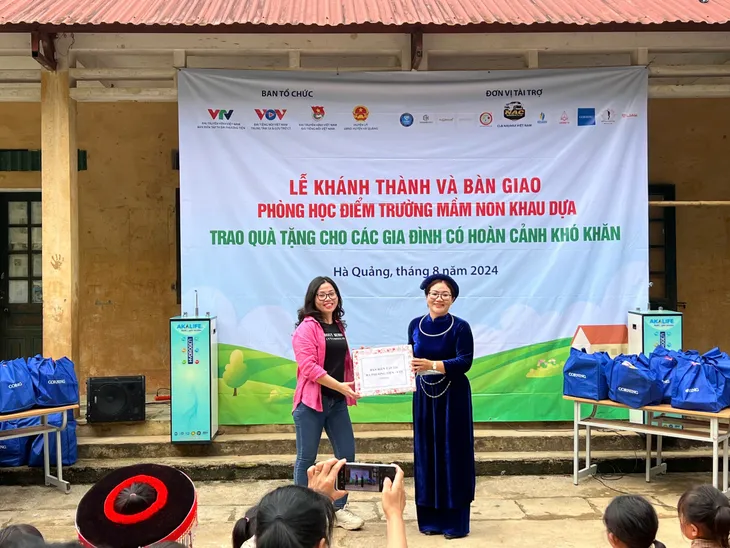 Món quà ý nghĩa cho học sinh thôn Khau Dựa trước thềm năm học mới - Ảnh 8. Món quà ý nghĩa cho học sinh thôn Khau Dựa trước thềm năm học mới - Ảnh 8.