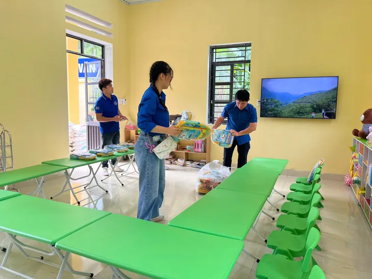 Món quà ý nghĩa cho học sinh thôn Khau Dựa trước thềm năm học mới - Ảnh 10. Món quà ý nghĩa cho học sinh thôn Khau Dựa trước thềm năm học mới - Ảnh 10.