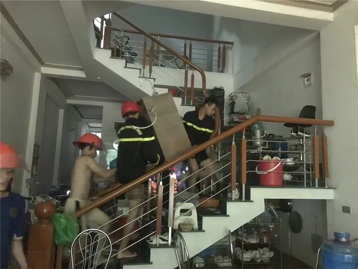 Cảnh sát đưa sản phụ đi đẻ bằng xe chữa cháy - Ảnh 1. Cảnh sát đưa sản phụ đi đẻ bằng xe chữa cháy - Ảnh 1.