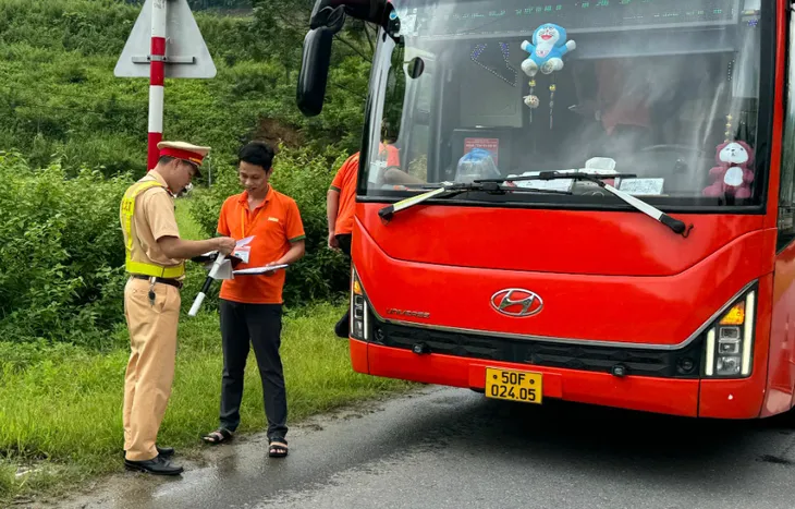 Lào Cai: Cảnh sát giao thông tuần tra 24/24 giờ dịp lễ 2/9 - Ảnh 1. Lào Cai: Cảnh sát giao thông tuần tra 24/24 giờ dịp lễ 2/9 - Ảnh 1.