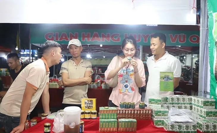 Hà Tĩnh khai mạc hội chợ sản phẩm OCOP, công nghiệp nông thôn tiêu biểu - Ảnh 3. Hà Tĩnh khai mạc hội chợ sản phẩm OCOP, công nghiệp nông thôn tiêu biểu - Ảnh 3.