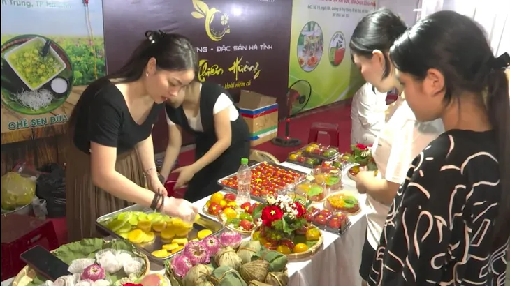 Hà Tĩnh khai mạc hội chợ sản phẩm OCOP, công nghiệp nông thôn tiêu biểu - Ảnh 4. Hà Tĩnh khai mạc hội chợ sản phẩm OCOP, công nghiệp nông thôn tiêu biểu - Ảnh 4.