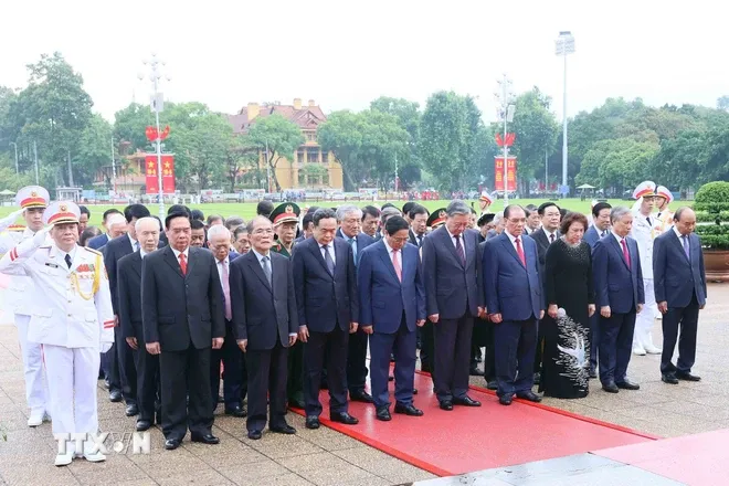 Lãnh đạo Đảng, Nhà nước vào Lăng viếng Chủ tịch Hồ Chí Minh nhân dịp Quốc khánh - Ảnh 2. Lãnh đạo Đảng, Nhà nước vào Lăng viếng Chủ tịch Hồ Chí Minh nhân dịp Quốc khánh - Ảnh 2.