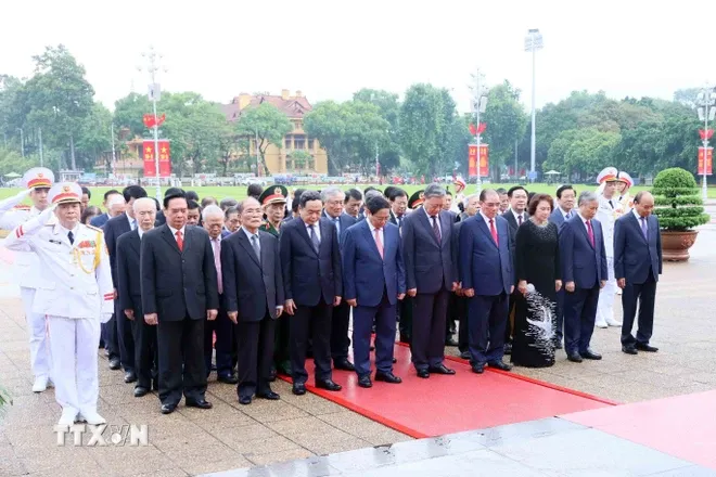 Lãnh đạo Đảng, Nhà nước vào Lăng viếng Chủ tịch Hồ Chí Minh nhân dịp Quốc khánh - Ảnh 1. Lãnh đạo Đảng, Nhà nước vào Lăng viếng Chủ tịch Hồ Chí Minh nhân dịp Quốc khánh - Ảnh 1.