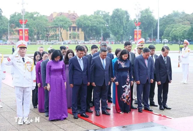 Lãnh đạo Đảng, Nhà nước vào Lăng viếng Chủ tịch Hồ Chí Minh nhân dịp Quốc khánh - Ảnh 7. Lãnh đạo Đảng, Nhà nước vào Lăng viếng Chủ tịch Hồ Chí Minh nhân dịp Quốc khánh - Ảnh 7.