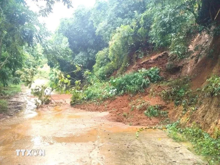 Yên Bái: Nguy cơ sạt trượt do mưa lớn kéo dài, đất ngậm nước đến độ bão hòa - Ảnh 1. Yên Bái: Nguy cơ sạt trượt do mưa lớn kéo dài, đất ngậm nước đến độ bão hòa - Ảnh 1.