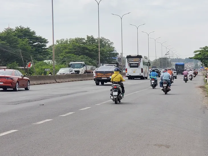 Đồng Nai: Quốc lộ 51 thông thoáng sáng ngày đầu dịp nghỉ lễ Quốc khánh - Ảnh 8. Đồng Nai: Quốc lộ 51 thông thoáng sáng ngày đầu dịp nghỉ lễ Quốc khánh - Ảnh 8.
